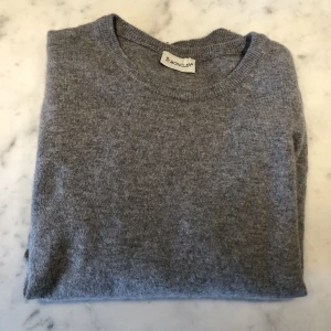 Moncler tröja  - Bra skick, liten i storlek, köpt på Vestaire för 1700kr! 