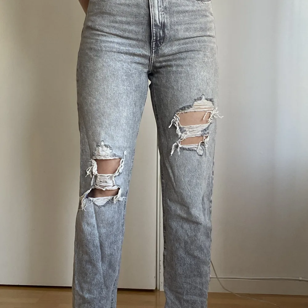 Supersnygga raka jeans med slitningar på knäna!. Jeans & Byxor.