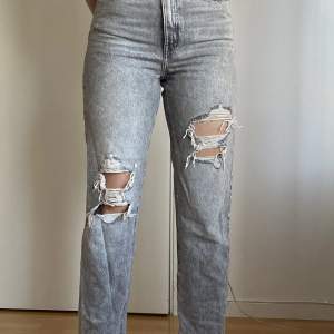 Supersnygga raka jeans med slitningar på knäna!