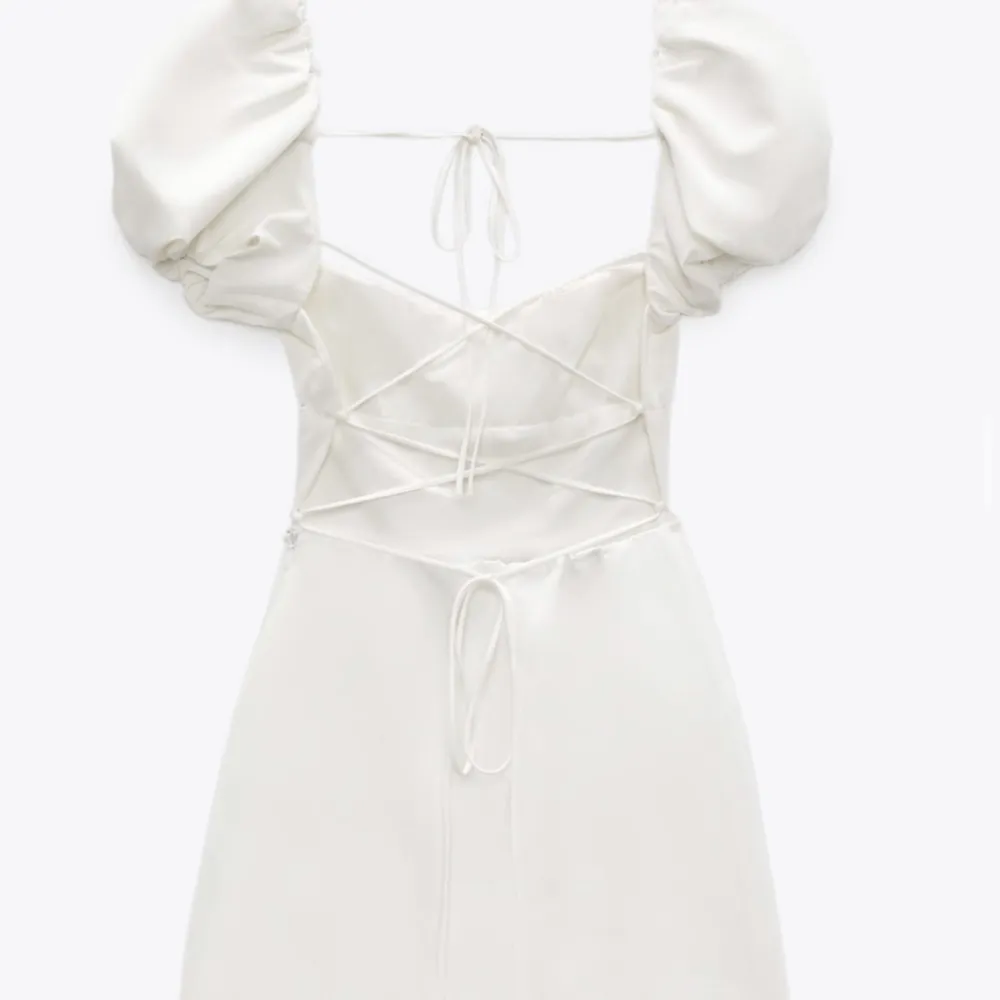 Jätte fin vit klänning från Zara. Perfekt till student eller skolavslutning. Helt oanvänd och lappen kvar🥰. Klänningar.