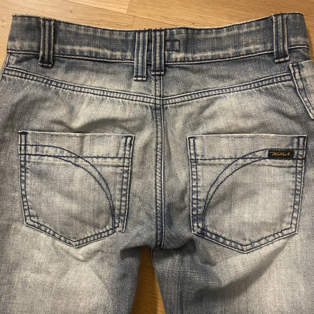 Säljer mina sjukt snygga jeans som tyvärr är för små för mig💗fick de i present av min mamma för något år sedan men knappt använda💗 . Jeans & Byxor.