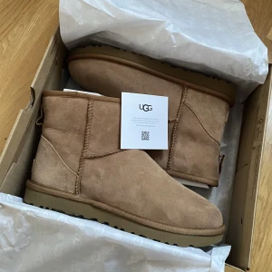 UGG CLASSIC MINI - Nya uggs classic mini i färg chestnut från Zalando storlek 40