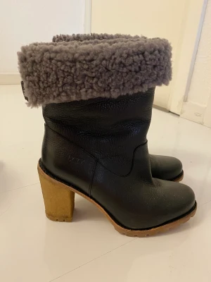 Uggs  - Höga skor från märket uggs! Nästan nya så de är i mycket bra skick. 