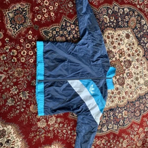 Adidas vindjacka - Skön men väldigt tunn Är i bra kondition 