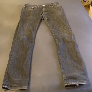 Emporio armani  - Säljer nu ett par Armani dom är använda endast när dom ska testas och skann finns med ifall du har fler frågor skriv :)