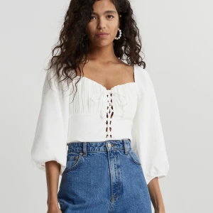 Vit blus Gina tricot  - Helt ny vacker vit blus från Gina tricot i storlek 44, aldrig använd.