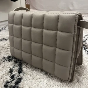 Beige väska - Superfin beige väska i nästan nyskick som knappt är använd. Säljs för 149kr!!!❤️❤️