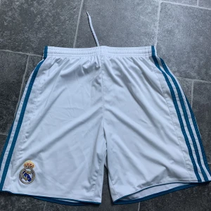 Real Madrid shorts  - Bra kvalite, knappt använda , Size M