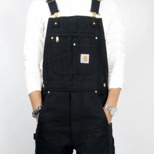 Carhartt Hängslebyxor - Säljer mina carhartt byxor Väldigt bra skick i storlek M, funkar även till S och L då de har justerbart spänne. Nypris 2000 men släpper för 850!