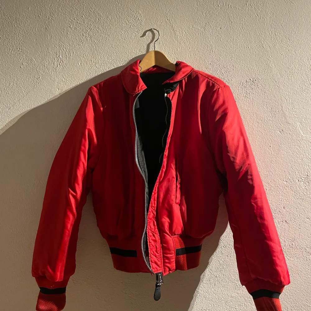 ”Alpha industries X Opening Ceremony” reversible bomber    Utmärkt för den hägrande våren! ☀️ Fint skick! Inga fläckar eller så  Nypris: 2000. Jackor.