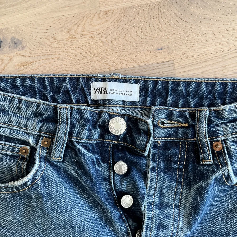 Rak modell, från zara, lite upptrampade där bak- kan skicka fler bilder om otydligt  Modell - straight leg mid Rise jeans 100% bomull. Jeans & Byxor.