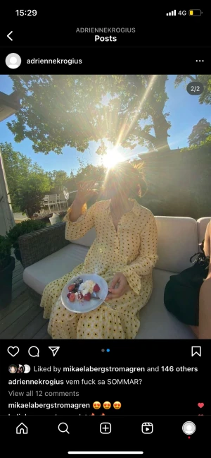 Ganni långklänning  - En magisk långklänning med gult blom-mönster. Går ner till anklarna på mig som är ca 171cm. Knappar från brösten och upp till kragen. 