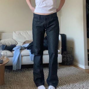 Svarta lågmidjade jeans - Innerbenslängd: 79 Midjemått rakt över: 39