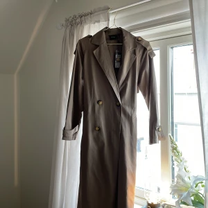 Trenchcoat  - Från VeroModa , aldrig använd, Xs💕