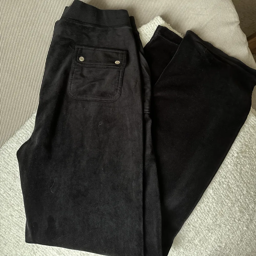 Säljer mina Juicy Couture del ray i strl L, svarta. I fint skick bortsett från att resåret är något nopprigt. Säljs för 600kr inkl spårbar frakt🫶🏼. Jeans & Byxor.