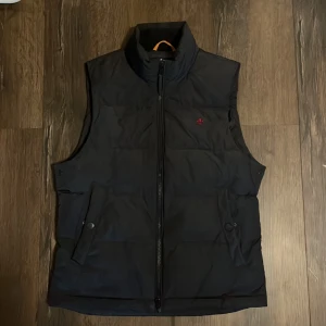 Morris väst - Fin morris väst i stl s varm och skön slitsamt material. Perfekt till höst och våren , sparsamt använd 7/10 skick 2 inne fickor samt 2 utsidan. Nypris 3800 