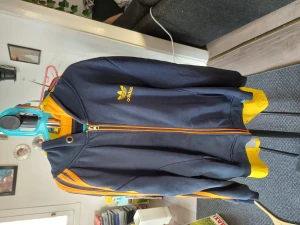 Äkta Adidas Hoodie  - Äkta Adidas hoodie fint skick. Står st xl men upplever den mer som  en  st L/ stor M 