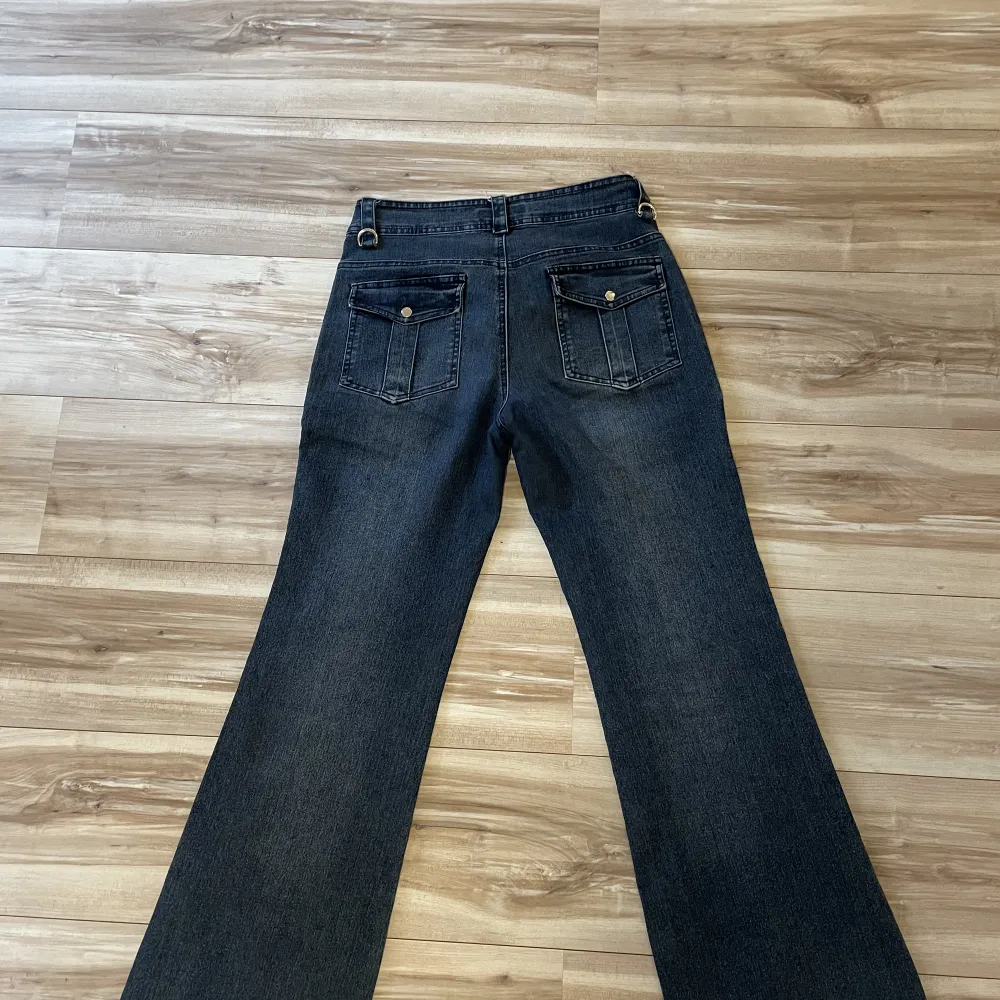 Superfina jeans med detaljer och knappar. Intressekoll!!  Jag är 160 nästan. Passar mig perfekt i längden. Jeans & Byxor.