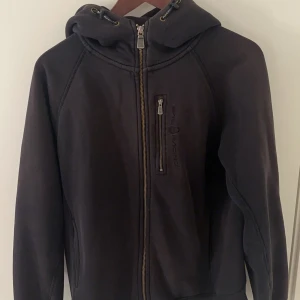 Sail Racing Kofta - Säljer denna fina sail racing koftan. Lite sliten i ärmarna längst ner. Tröjan är storlek L men passar som M. Köparen står för frakten!! Frakten ingår inte i priset!! 