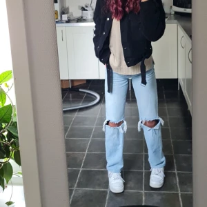 Jeans - Funderar på att sälja mina fina jenas från gina då de tyvärr inte kommer till användning. Väldigt fint skick. Uppsydda så passar någon som är ungefär 160