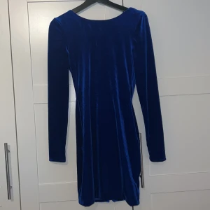 Klänning  - Helt ny klänning med öppen rygg! 