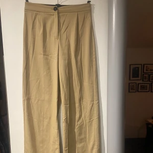 Långa kostymbyxor  - Beigea långa kostymbyxor 