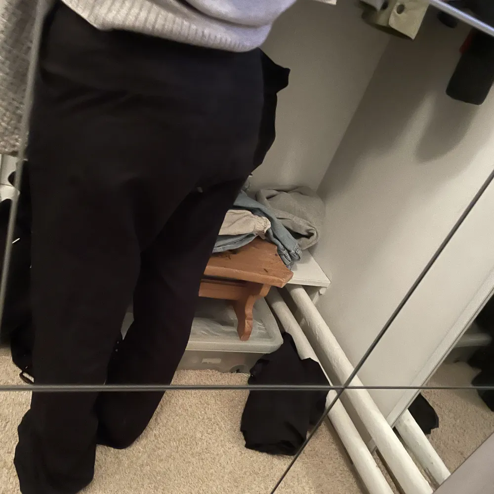 Kostymbyxor från bikbok stl 40 (normal längd) Lite slitna längst ner vid benöppningen på grund av att byxorna är för långa för mig. Jeans & Byxor.
