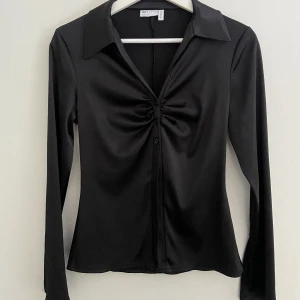 Svart tight festlig skjorta!🎱 - Super söt svart tight skjorta, med lite skinande material! 🫶🏻Köpt ifrån ASOS för några år sedan men använd max 2 gånger!! Säljer pga för liten. Storlek S💋Köparen står för frakten 📦 