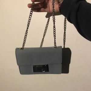 Snygg väska - Den kan även bli längre. som ny inte använd och har inga repor eller något smuts. skriv gärna för flera bilder eller för intresse.