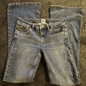  utsvängda låg midjade  jeans  - Säljer mina jeans från urban outfitters, köpte för ett tag sen men dom har inte kommit till användning  därför jag säljer dom. Köpte dom för 600kr/599kr och säljer för 400kr💛 kom privat för frågor och mer bilder 