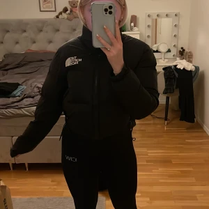 North face jacka - North face vinterjacka, kort modell! Inga hål eller skador på jackan Frakten är inkluderad!