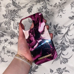 IPhone 13 PRO Max skal  - Då jag köpt en ny mobil så kan jag inte ha detta skalet helt nytt aldrig använt det väldigt bra skick !  Ordinarie pris 299kr jag säljer det för 25+ frakt  
