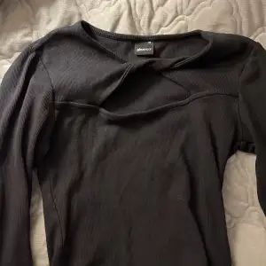 En svart fin tröja med en urringning vid bröstet i storleken XS😍