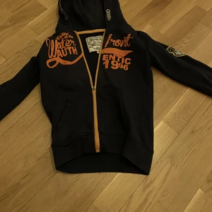 Tröja storlek 122-128 - Ok skick inga hål men dragkedjan är lite sönder men fungerar endå ganska bra