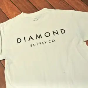 T-shirt av märket Diamond Supply. Sparsamt använd och i gott skick.
