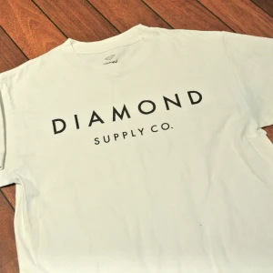 Diamond Supply T-shirt - T-shirt av märket Diamond Supply. Sparsamt använd och i gott skick.