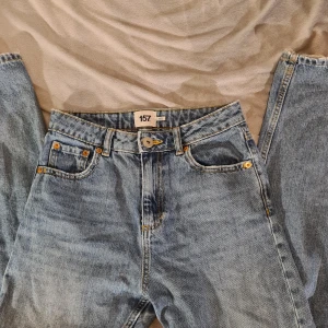 Mom jeans - Inga deffekter vad jag kan se men jag köpte dem inte så vet inte hur de var från början