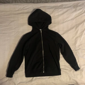 Weekday ziphoodie - Weekdays normala ziphoodie i färgen svart och storlek medium