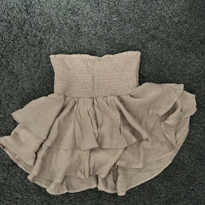 En skjol  - En brun kjol från shein med resår Oanvända då den var för små i storleken 