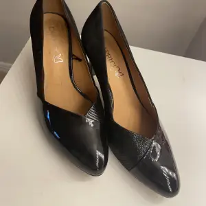 Säljer dessa svarta skor med fina detaljer på. De är i bra skick men använda några gånger. Säljer de på grund av att de är för små. Pris kan diskuteras! 