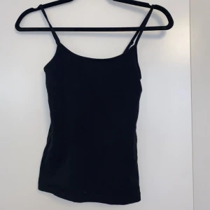 Svart linne - Svart basic linne knappt använd i gott skick. Storlek XXS men funkar för personer som bär S/XS också då tyget är väldigt stretchigt. Säljer även ett grått linne i samma modell.