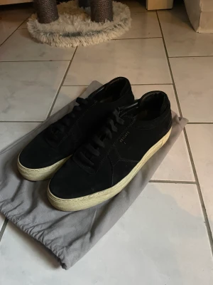 Axel arigato skor - 7/10 och är grymt snygga, Säljer pga lite användning.