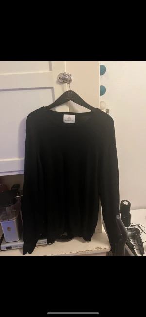 Merinoulltröja (Nypris: 1399kr) - Merinoulltröja ifrån Theshirtfactory. Har använts 3/4 gånger totalt. Så skicket är som nytt. Storleken på denna tröja är (L)-Large.  Info: https://www.shirtfactory.se/sv/skjortor/p6931/merinotroja-svart-run