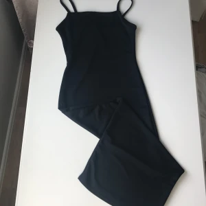 Lång kroppsydd klänning  - Lång svart klänning i storlek S
