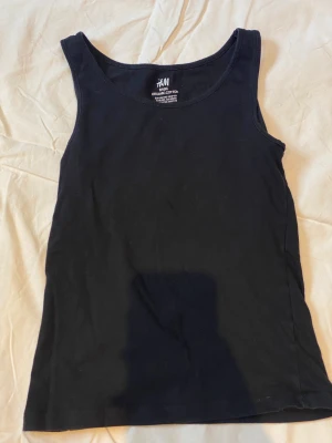 Basic linne - Vanlig linne från H&M. Jag har inte använt detta linne vad jag vet och inga defekter. Bara skriva om ni har fler frågor😉 detta linne är i barn storlek 134/140