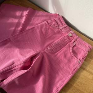 Säljer ett par jättefina rosa jeans som aldrig använda. Från zara. Helt nya därav superfint skick. Avklippt kant nertill. Perfekta till tex festival. 