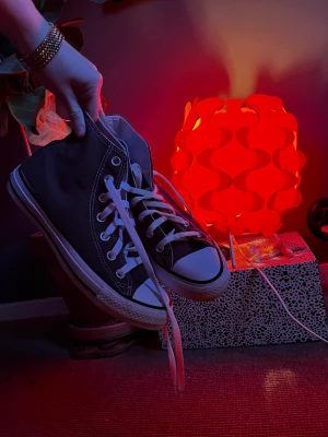 brun/grå converse - säljer mina iprincip helt oanvända converse. st 37,5 men passar 38 också. i en brun/grå färg. skriv för egna bilder <3