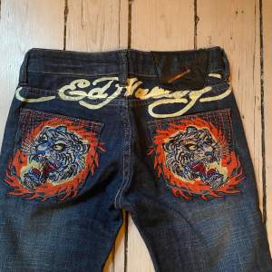 Skit snygga trendiga Ed Hardy jeans. Dom är nyskick och säljer då dom tyvärr var för korta för mig. 