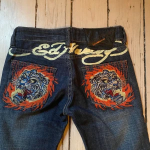Ed hardy jeans - Skit snygga trendiga Ed Hardy jeans. Dom är nyskick och säljer då dom tyvärr var för korta för mig. 