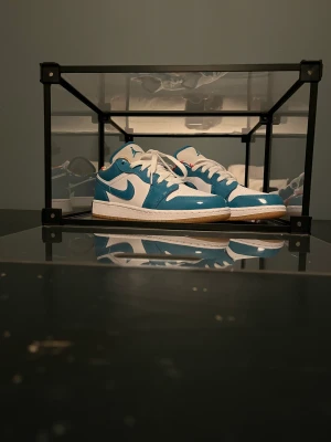 Jordan 1 Low Barcelona - Samlarobjekt: Aldrig använda deadstock Air Jordan 1 Low SE (GS) Barcelona. Storlek 36 EU  / 4 Y US. Kommer med orginal kartong.